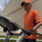 Iván Vallejo "aprendió" a usar la caminadora para sortear su confinamiento en casa.