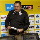 Andrés Baéz, gerente de Aucas, tras una rueda de prensa en la víspera de un cotejo.