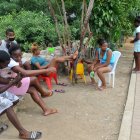 Residentes del barrio Nigeria, en la Isla Trinitaria, de Guayaquil, no siguen las recomendaciones para mantenerse a salvo del coronavirus.