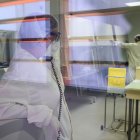 MARSELLA. Unos científicos franceses revisan material biológico relacionado con investigaciones acerca del COVID-19.