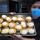 TAICHUNG. El chef Pai Kuo-wen inventó el "Pan de máscara facial" con relleno de frijoles rojos cuando el negocio de la panadería fue golpeado por el nuevo coronavirus. La pérdida del gusto y el olfato es uno de los síntomas del contagio.
