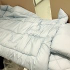 El "hotel de cartón" está destinado a pasajeros que vienen desde el extranjero y no tienen a nadie que los recoja en auto.