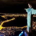 Vista aérea de la estatua del Cristo Redentor con una proyección de trabajadores de la salud, durante un acto religioso para celebrar el domingo de Pascua, este domingo, en el Monte Corcovado (Brasil). EFE/ Antonio Lacerda