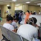 Un grupo de enfermeras espera a la entrada del Hospital del Guasmo que le den trajes y mascarillas apropiadas para trabajar en el turno del martes 14 de abril de 2020.