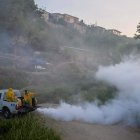 Tareas. Vehículos del municipio de Manta llevan a cabo una intensa fumigación los barrios y zonas rurales.