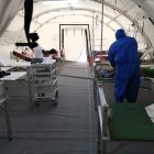 Acción. En el hospital móvil atienden médicos y técnicos.