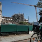 Paris (France), 09/04/2020.- A man wearing a protective facial mask rides his bicycle by the Notre Dame Cathedral, in Paris, France, 09 April 2020. France is under lockdown in an attempt to stop the spread of the SARS-CoV-2 coronavirus causing the COVID-19 disease. A year ago, on 15 April 2019, the 850-year-old Notre-Dame Cathedral of Paris suffered a devastating fire. Some 500 firefighters managed to prevent the entire cathedral from being reduced to ashes, although its celebrated spire has been destroyed. (Incendio, Francia) EFE/EPA/MOHAMMED BADRA