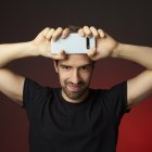 Afirma que solo cuando puede reírse de un momento difícil sabe que lo ha superado.