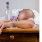 El alcohol  puede provocar entre otras enfermedades,  depresión.