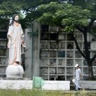 Un hombre camina en el cementerio Ángel María Canales, el cual se ha dispuesto para enterrar a fallecidos a causa del coronavirus.