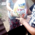 Los miembros de pandillas entregaron víveres en varios barrios.