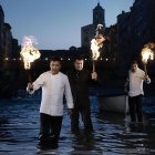 Los hermanos Roca, propietarios del restaurante El Celler de Can Roca, con esta imagen quieren recordarnos que después de la oscuridad sale la luz.