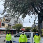 Policías realizan controles en distintos puntos de la ciudad de Quito durante la emergencia sanitaria.