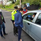 La ministra María Paula Romo estuvo en un punto de control en el norte de la capital.