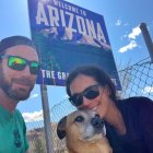 "La Flaca" junto a su esposo y su perro durante la mudanza a California.