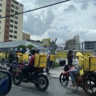 Decenas de motorizados protestaron en las afueras de las oficinas de Telesur para protestar por las tarifas.