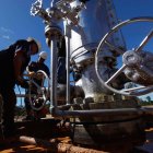 La baja cotización del crudo, una de las razones que descompensan los ingresos fiscales.