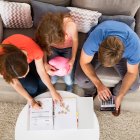 Aprovecha esta etapa para enseñar a los niños y jóvenes de la casa la importancia del ahorro.