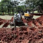 Trabajadores cavan tumbas este sábado en Sao Paulo (Brasil). Brasil ha empezado a