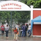 Familiares realizan trámites para la sepultura de los cuerpos de sus parientes en el exterior del cementerio Ángel María Canals