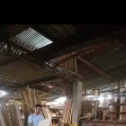 Josué Aizaga ayuda a su padre, Luis, a elaborar ataúdes para donar.