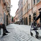 Ancianos protegidos con mascarillas conversan en el barrio de Trastevere, en Roma, Italia, este sábado. Varias regiones del sur de Italia han pedido mantener las restricciones de movimiento para contener la pandemia, después de que el norte, la zona más afectada por el coronavirus, esté presionando al Gobierno para acelerar la reapertura del país. EFE/Riccardo Antimiani