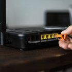 Una de las formas en que los cibercriminales hackean un router es aprovechándose del uso de las credenciales predeterminadas