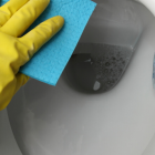 Limpiar el baño es una tarea indispensable que debe hacerse con cuidado absoluto.