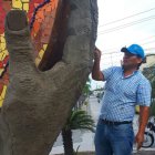 Arte. El artista trabaja dándole la forma requerida a una de sus esculturas gigantes en Milagro.