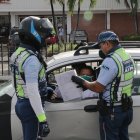 Los agentes de tránsito municipales de Guayaquil revisan el buen uso de los salvoconductos.