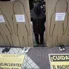 (FILES) In this file photo taken on July 24, 2008 a woman with her face covered with a black veil takes part in a demonstration organized by the Chilean Network Against Domestic and Sexual Violence in Santiago to mark the beginning of a campaign called "Male Chauvinism Kills", to fight violence against women. - The lockdown in several countries of Latin America as a measure against the spread of the new coronavirus escalated help requests from victims of domestic abuse, who are forced to live with their agressor, in a region where the average femicide per day is around a dozen. (Photo by CLAUDIO SANTANA / AFP)