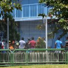 Residents queue for their food at Tuas South foreign workers dormitory that has been placed under government restriction as preventive measure against the spread of the COVID-19 coronavirus in Singapore on April 19, 2020. - Singapore imposed a mandatory stay-home order for migrant workers including in the construction sector for 14 days effective on April 20 due to coronavirus pandemic. (Photo by Roslan RAHMAN / AFP)