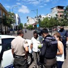 El hombre fue retenido y llevado a una sala de aislamiento.