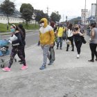 Familias enteras se movilizaron ayer por varios sectores de Quito rompiendo las medidas de aislamiento. Este relajamiento preocupa a las autoridades.