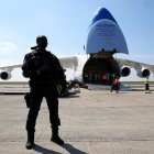 El domingo llegó a París un avión con equipamiento sanitario chino.