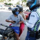 Motos. En diferentes sectores de Guayaquil, los motociclistas incumplen también con la norma.
