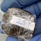 Hachís encontrado en un paquete que era repartido por Glovo.