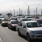 El flujo vehicular es alto en el puente de la Unidad Nacional.