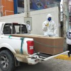 Un par de ayudantes de Édison Zúñiga suele colocar los féretros en su camioneta.