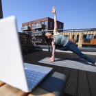 La italiana Claudia Spurio da clases de yoga desde su departamento en Londres, a través de la plataforma Zoom.
