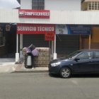 Situación. Colchones han sido abandonados en las aceras y calles en los últimos días.