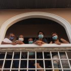 Familia López Sáenz, en el balcón de su vivienda, ubicada en el suburbio.