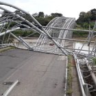 La tarde de este jueves se desprendió el puente de Colimes, en Guayas, mientras circulaba un tráiler.