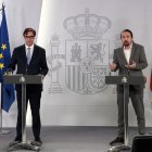 A handout picture released by the Moncloa Palace shows Spanish Health Minister Salvador Illa and Spanish Deputy Prime Minister for Social Rights and Sustainable Development Pablo Iglesias (R) holding a press conference in Madrid on April 23, 2020 amid a national lockdown to fight the spread of the novel coronavirus. - Spain said 440 people died in the past 24 hours from the new coronavirus, a slight increase for the third day running, bringing the overall death toll to 22,157. (Photo by Jose Maria Cuadrado Jimenez / LA MONCLOA / AFP) / RESTRICTED TO EDITORIAL USE - MANDATORY CREDIT "AFP PHOTO / LA MONCLOA / JOSE MARIA CUADRADO JIMENEZ" - NO MARKETING - NO ADVERTISING CAMPAIGNS - DISTRIBUTED AS A SERVICE TO CLIENTS