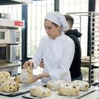 Entre los emprendimientos que se financian a través de plataformas están negocios que producen ropa y bisutería artesanal, alimentos con granos y  chocolate, y otras que permiten dar fondos a restaurantes, cafeterías y panaderías pequeñas que no laboran con entrega a domicilio.