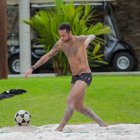 Neymar entrena en su masión de Río de Janeiro donde dispone de amplios espacios para cumplir con el distanciamiento social.