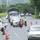 Control de salvoconductos en la vía a la costa. La Comsión de Tránsito realiza el control.