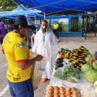 Actividad. Hasta el colegio llegaron moradores del sector en busca de productos.