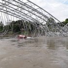Tras el colapso de la estructura, 18 mil habitantes de la cabecera cantonal y de varios recintos permanecen incomunicados.