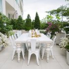 Comer en exteriores le ayuda a conectarse con la naturaleza y relajarse.